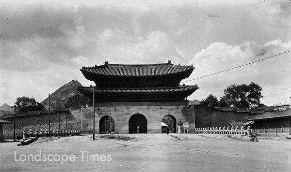 1916년경 촬영된 광화문 앞 월대 모습 [제공 : 서울시]