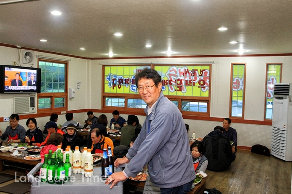 '감동 서비스는 끝이 없다' 뚜벅이 투어 주관사인 한국조경신문 김부식 회장이 저녁 식사를 하는 뚜벅이 여행자들을 위해 직접 서비스에 나섰다. [사진 지재호 기자]