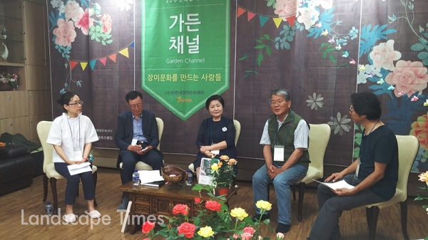 장미애호가 김욱균 서울로즈클럽 회원(왼쪽에서 두번째)이 푸르네정원문화축제 '가든채널'에서 로즈클럽에 대해 설명하고 있다.
