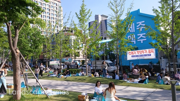 경의선숲길은 서울시가 직영하는 공원 22곳 중 하나로 올해부터 ‘음주청정지역’으로 지정됐지만 음주나 소란 등에 대한 강제 규제가 어려운 실정이다.