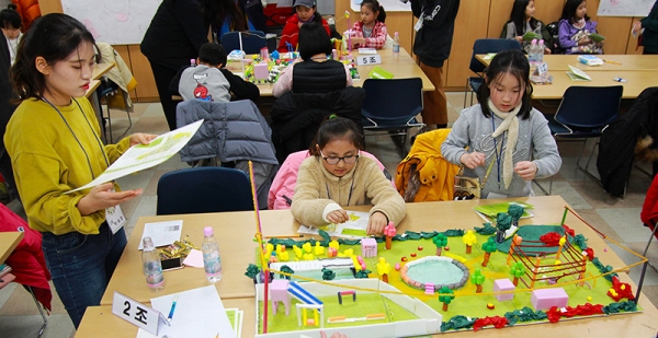 서울시와 (재)환경조경나눔연구원가 공동 주최하는 어린이 조경학교가 오는 26일부터 3일간 보라매공원 커뮤니티센터 1층에서 열린다.