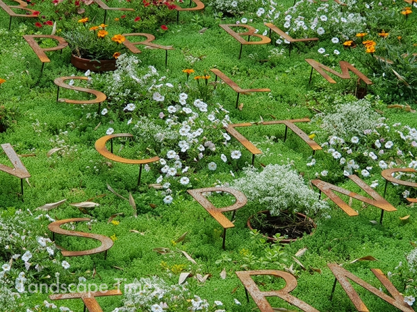 정원전체에 시를 써내려가면서 모음 부분을 꽃으로 표현했다. 지적이면서도 감성적으로 해석한 정원은 Oulipo(문학워크숍 모임)의 '모음의 정원'이다. (사진 김원희)