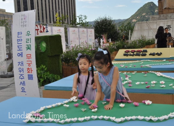 축제에 참가한 어린이들이 한지로 만든 무궁화 체험을 하고 있다.