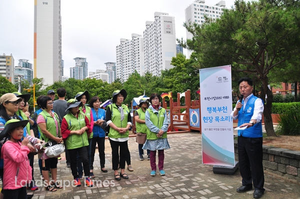 장덕천 부천시장이 중1동 마을정원만들기 정원에서 주민들과 만나 민원을 들어주고 있다.