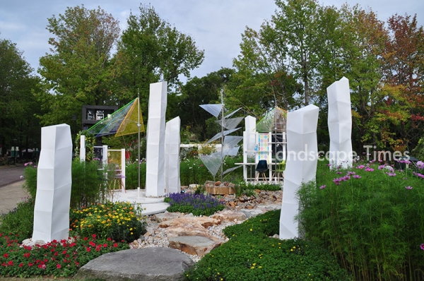 쿠니오 이와나가의 쇼가든, '꽃의 공간'. 빛과 오브제를 통해 낮과 밤이 아름다운 정원으로 조성했다.