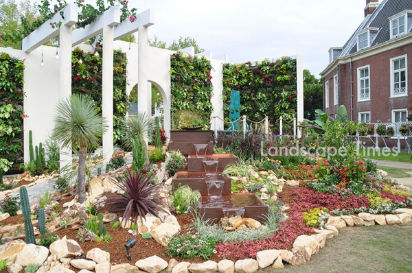 세이치 후카미 ‘꽃이 풍요로운 파티오’. 공공공간 녹화부터 작은 정원까지 다양한 조경경력을 가진 세이치는 지중해 풍 파티오를 중심으로 벽면녹화와 입체화단을 조성했다.