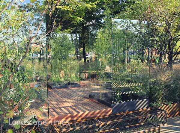오현주 가든디자이너의 ‘수풀, 쉼(Shim)’은 퇴근길 회색빛 빌딩숲이 아닌 녹색 수풀 속에서 거닐 수 있는, 도시민에게 안식을 주는 정원이다.