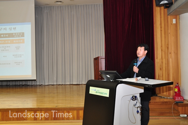 김진덕 (사)전국도시농업시민협의회 대표가 ‘도시농업의 공공성과 확장성’을 주제로 토론회 발제자로 나섰다.