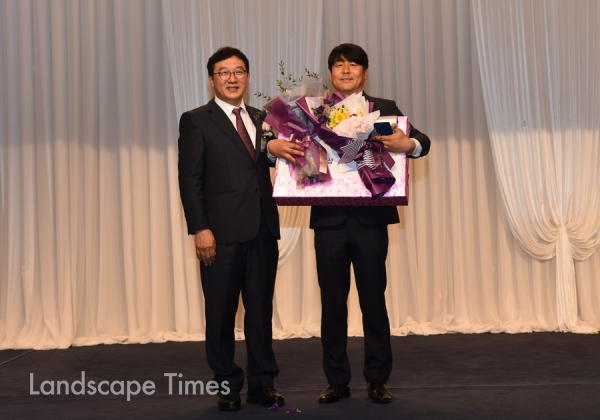 올해의 조경인상에  김영중 (주)좋은조경 대표가 수상했다.