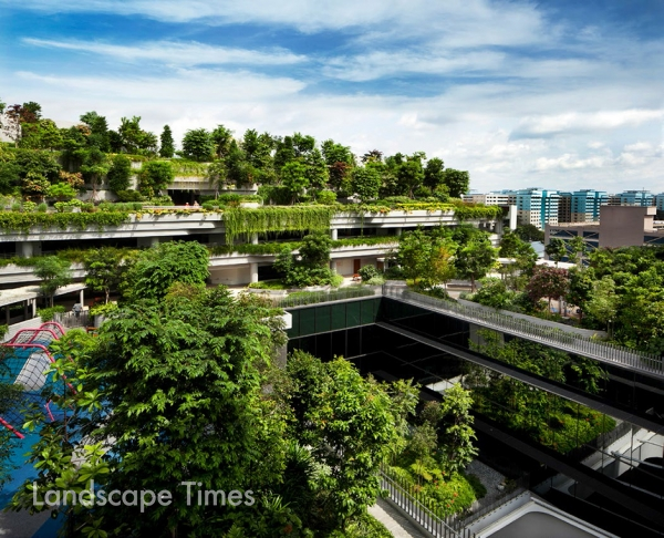 Kampung Admiralty(싱가포르).실버타운, 보육시설, 병원, 커뮤니티 공원이 있는 싱가포르의 주상복합시설로 웡만썸이 설계한 대표적인 수직정원 건축물이다. 이 곳은 다양한 연령층이 하나의 건축물에서 정원과 식물을 공유할 수 있는 커뮤니티 공간이 특징이다.무엇보다 공간 레이어링을 통해 녹지대 1110% 확보, 공용공간도 150%다. 화학 살충제는 전혀 사용하지 않으며 에너지자립을 지향하는 건물설계를 통해 인구고령화의 해법도 마련했다.또한, 유지관리가 뒷받침돼 생물다양성이 주변 공원보다 높게 보고될 정도로 생태계 회복도 진전됐다.