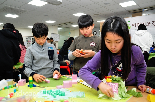 21일 열린 어린이조경학교에 참가한 초등학생들이 조경설계 후 모형 만들기에 열중하고 있다.