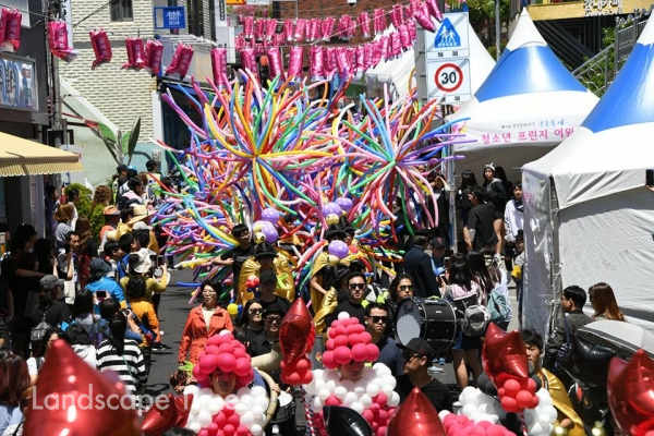 2019년 부산시 최우수 축제로 선정된 '사하구 감천문화마을 골목축제' [사진제공: 부산시]