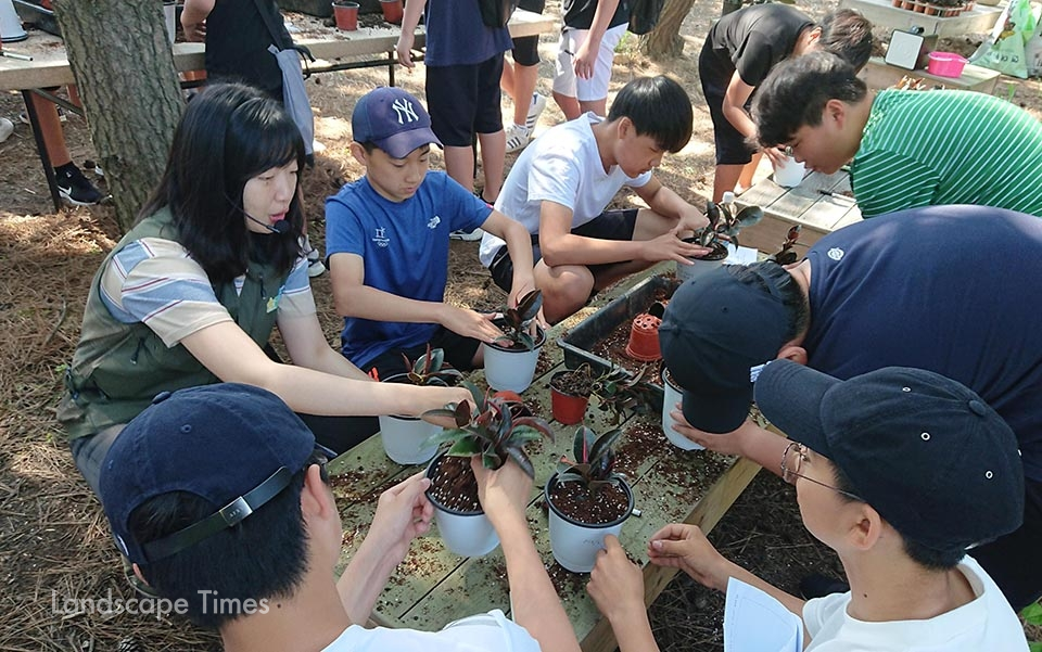 진로체험 프로그램에 참가한 홍성중 학생들(사진제공 천리포수목원)