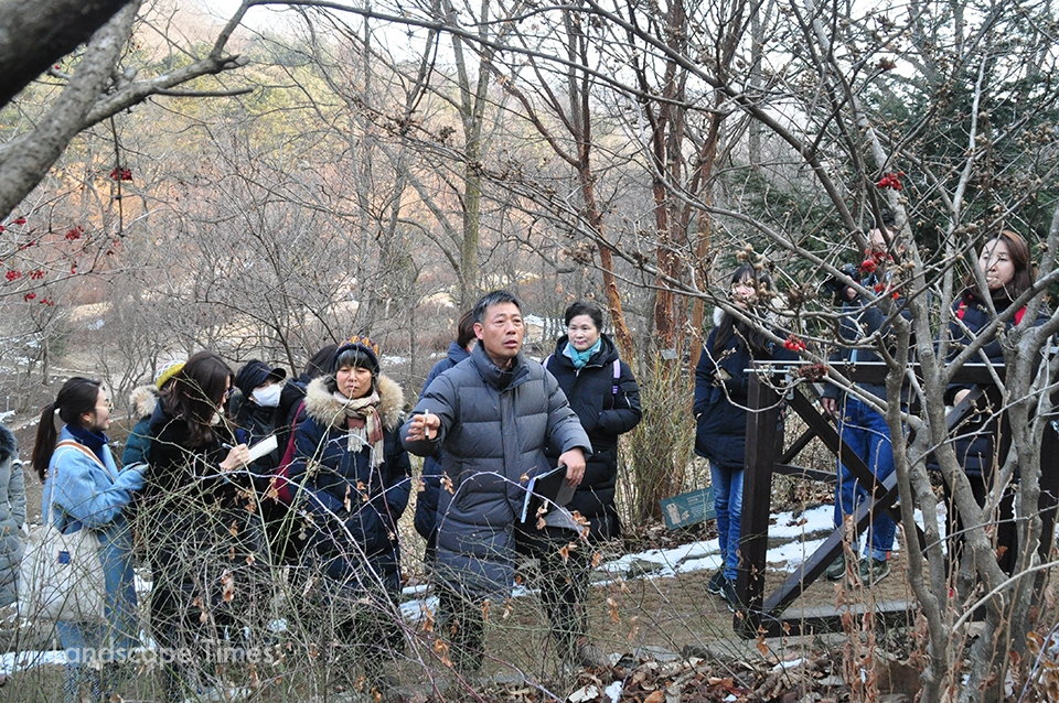김봉찬 주식회사 더가든 대표가 지난 21일 제이드가든에서 개최된 ‘정원에서 배우는 자연 모임’에서 겨울정원에 대한 강의를 진행했다.