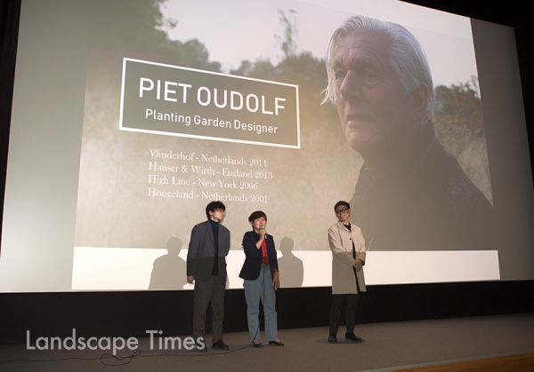 지난 8일 한국영상자료원에서 상영된 피에트 우돌프를 다룬 다큐멘터리 영화 ‘다섯 번의 계절 : 피에트 우돌프의 정원’을 관람하기 위해 참석자들이 삼삼오오 몰려들었다.