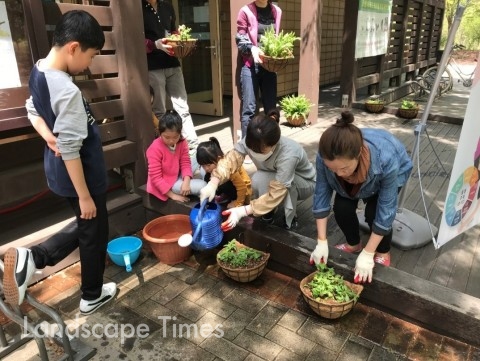 서울숲학교 초보자를 위한 가드닝워크샵 프로그램 참여자들이 행잉화분을 만들고있는 모습 [사진제공: 서울그린트러스트]