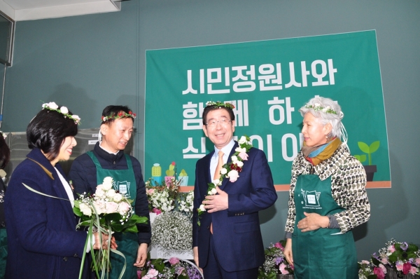 녹사평역 프로젝트 개장식에 참석한 박원순 서울시장이 서울시민정원사로부터 화관과 꽃다발을 증정받았다.