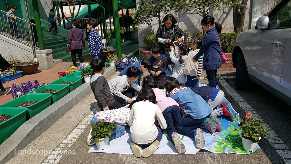 숲체험·교육 강사진은 숲해설사 및 유아숲지도사가 담당하며, 3월 말부터 서울시내 도시숲에서 다양하고 재미있는 숲체험 교육프로그램을 실시할 예정이다.