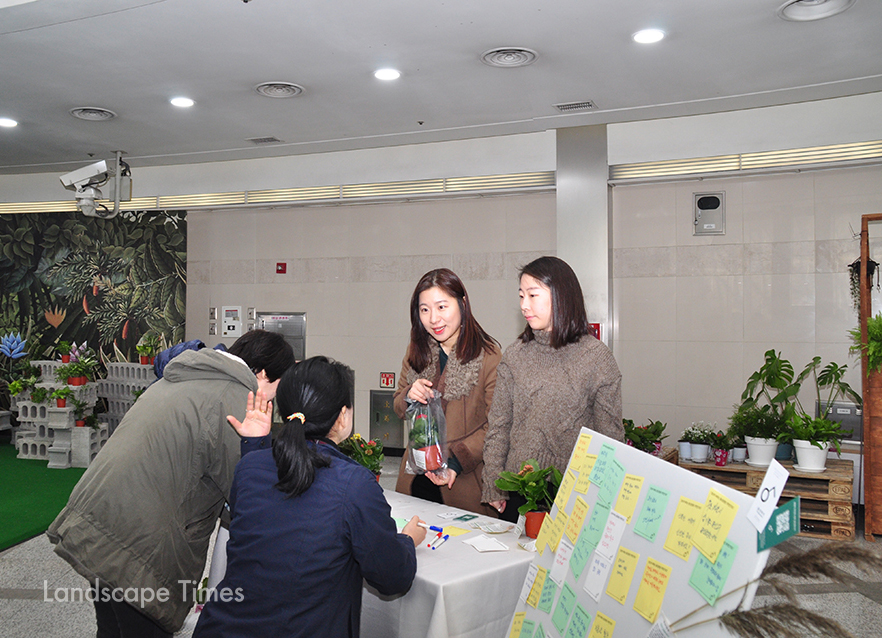 용산파키(박한솔 용산파키 대표, 왼쪽)가 녹사평역 프로젝트 개장 전 식물상담소 시범운영을 통해 시민들과 만나 '닫힌 용산공원'에 대한 담론을 공유했다.