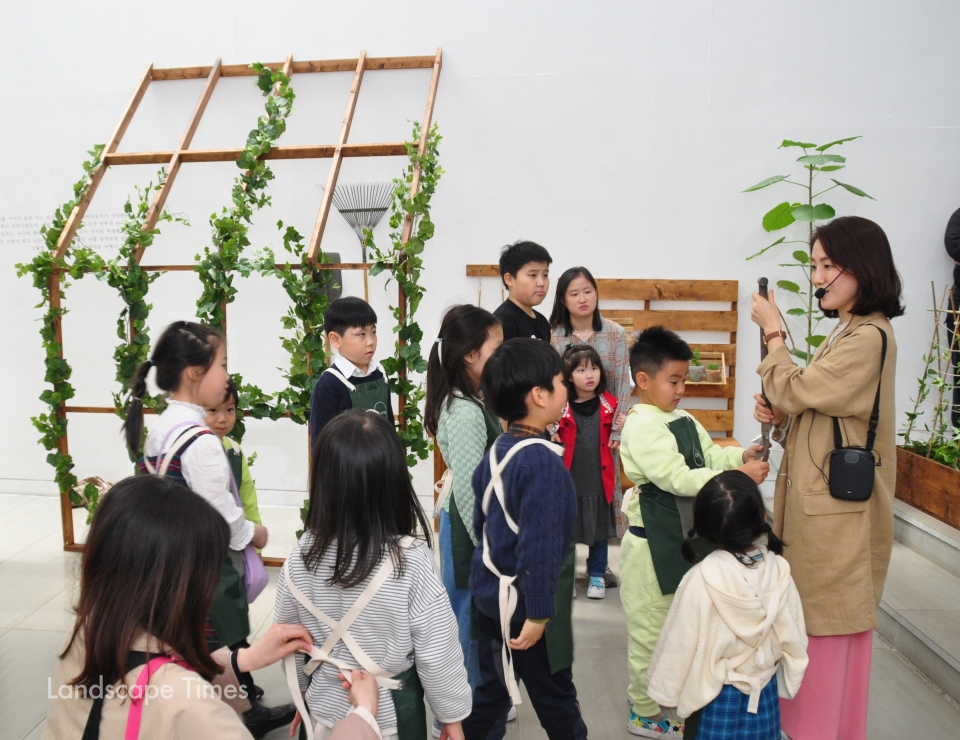 블루메미술관이 정원시리즈 전시 ‘초록엄지-일의 즐거움’과 연계한 관객 참여 프로그램을 운영 중이다. 사진은 지난 13일 전시 첫날 어린이들이 전시관을 투어하는 모습이다.