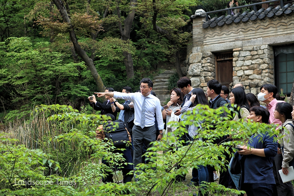 성락원에 대해 설명하고 있는 박중선 한국가구박물관 이사(흰색 셔츠)   [사진 지재호 기자]