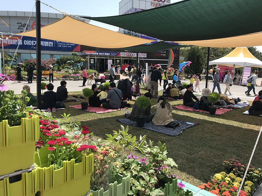 고양국제꽃박람회장에 천연잔디보호매트와 저면관수화분 '레인팟'을 전시 중이다. 소풍 나온 듯 관람객들이 부스에서 쉬고 있다.