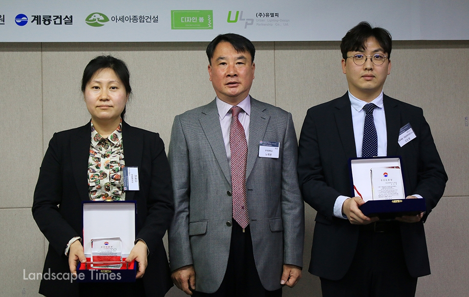 2018년도 우수논문상 수상자 신현실 조교수(좌측)과 김동현 연구원(우측)   Ⓒ지재호 기자