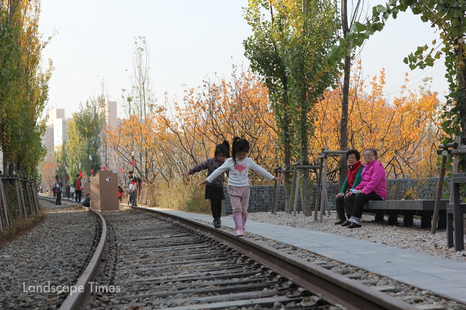 전 구간이 개통된 '경춘선 숲길'에서 아이들이 놀고있는 모습 [사진제공: 서울시]