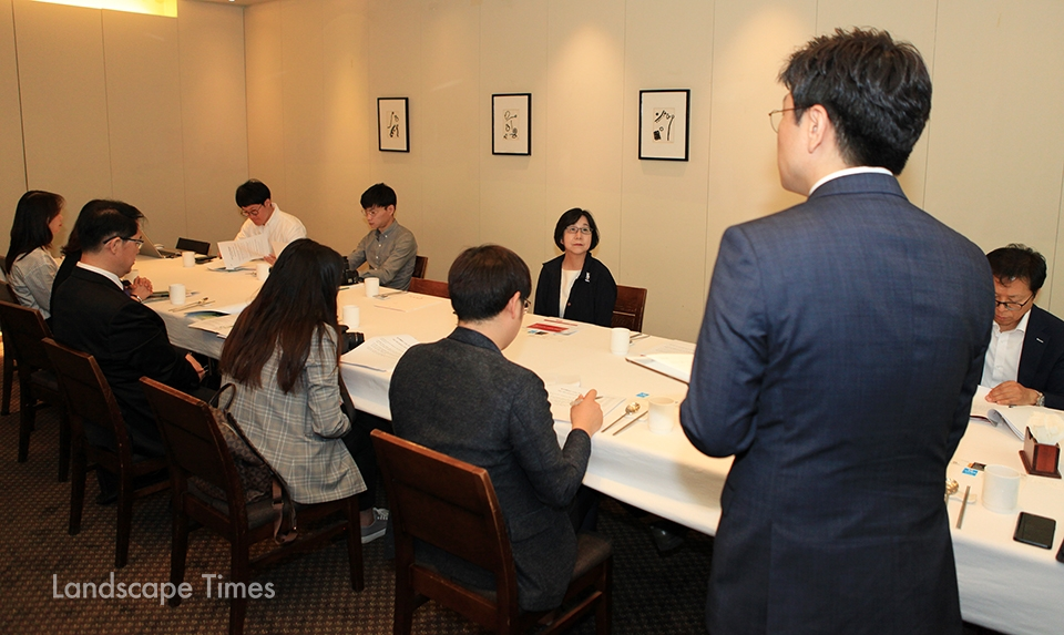 박소현 소장(사진 우측 3번째 중앙)은 간담회에서 정책연구를 함에 있어 국민의 입장에서 알기 슆게 설명해 공감대를 높일 것임을 밝혔다.    Ⓒ지재호 기자