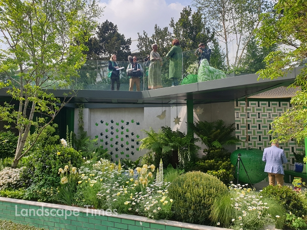 케이트 굴드(Kate Gould)의 ‘The Greenfingers Charity Garden’  이 작품은 작은 엘리베이터가 있는 이층구조로 장애자와 일반인이 같이 놀이를 할 수 있게 배려된 정원이다. 다양한 토피어리, 크림, 옐로우 계열의 식재와 경쾌한 그린 컬러의 설치물이 정원을 더욱 기분 좋은 공간으로 만들었다.