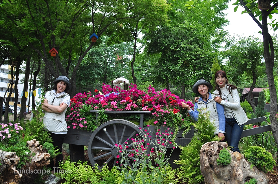 공원 속 정원 '휴가든'을 주민들과 함께 조성한 노원마을정원사회 회원들(왼쪽부터 이윤희, 박양주, 한민순)