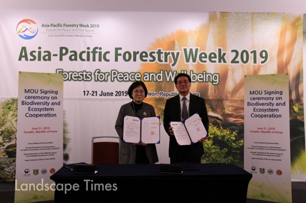 국립수목원이 21일 캄보디아 환경부 자연보전보호국과 생물다양성 및 생태계 보전, 열대 식물자원 활용 연구를 위한 양해각서(MOU)를 체결했다.