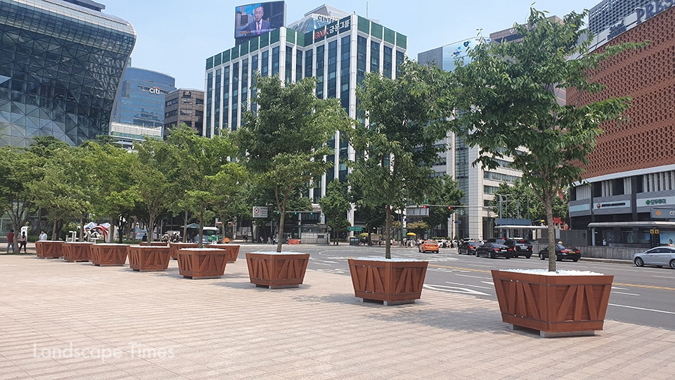 IoT 적용된 이동식 화분을 활용한 천연나무그늘이 서울광장에 조성됐다.    [사진제공 서울시]