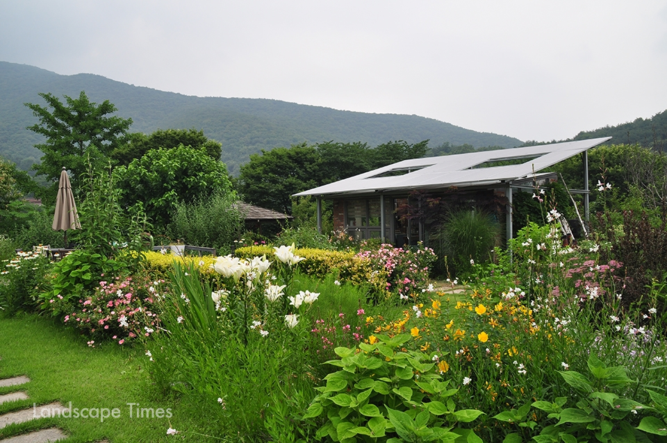 가든스쿨 공간으로 활용되는 카페 ‘이로가든’의 정원. 서울시 조경직 공무원으로 은퇴해 조경가에서 정원사로 변신한 배호영 이로가든스쿨 대표가 운영하는 정원카페다.