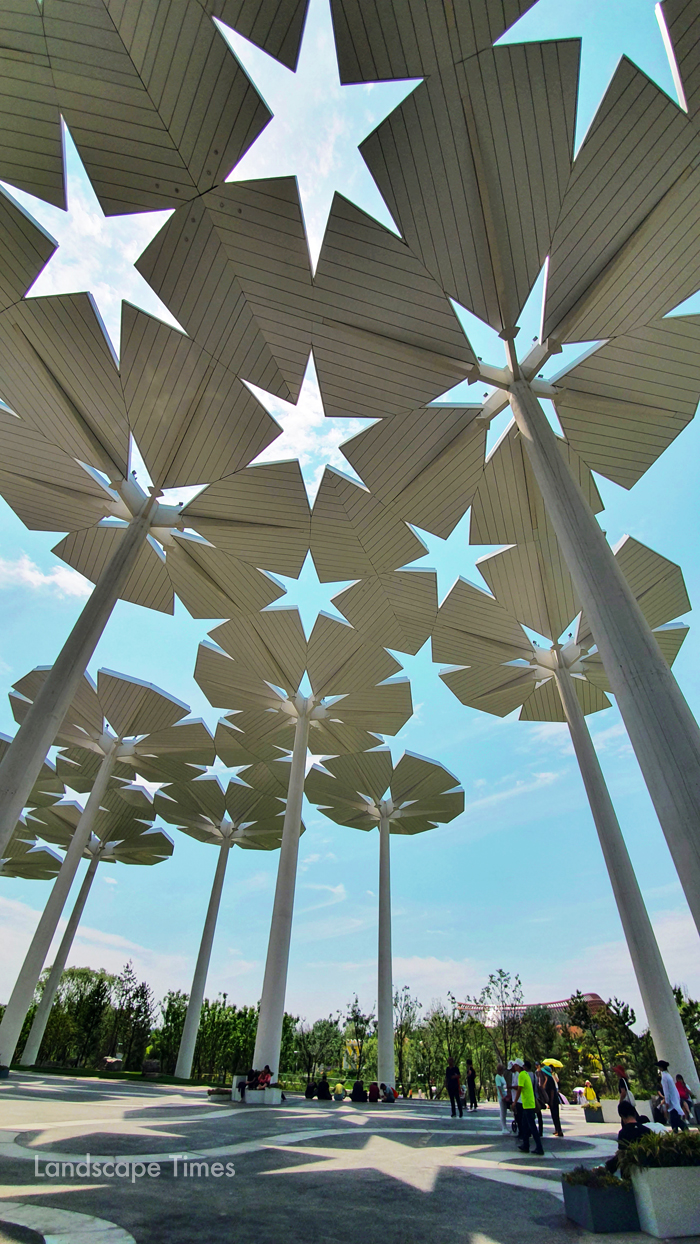94개 꽃우산 모형을 한 국제관. 여름엔 그늘을 제공하고, 평소엔 휴식공간으로 제공된다.