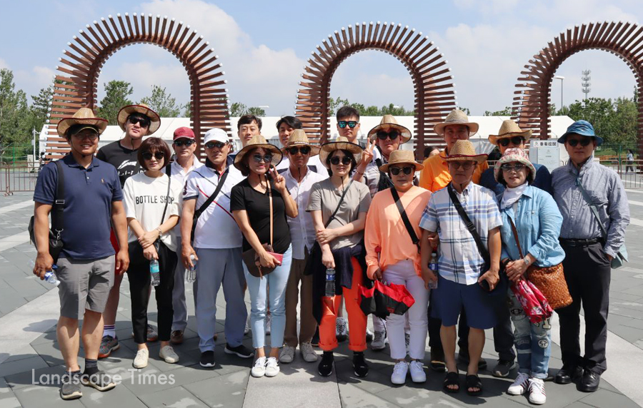 (사)울산조경협회(회장 김정욱)가 중국에서 열리는 ‘2019 베이징세계원예박람회‘를 지난 6월 27일(목)부터 2박 3일 일정으로 다녀왔다. 이번 답사에는 울산조경인 22명이 함께 했다. [사진제공 울산조경협회]