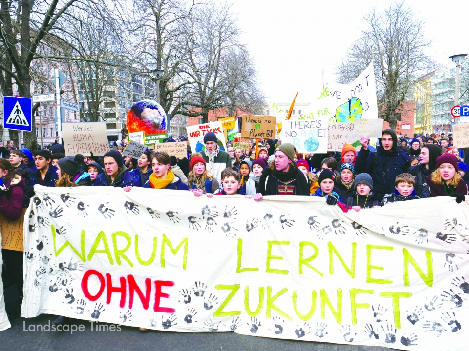 2019년 1월 25일 베를린 시위대. 구호의 뜻은 “미래도 없는데 공부해 뭐해“ [사진제공: Leonhard Lenz]