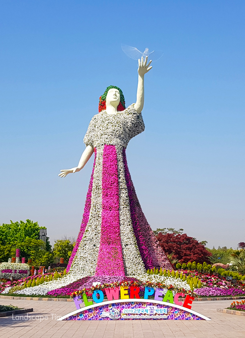 올해 고양국제꽃박람회에 전시된 20미터 높이의 '평화의 여신상' [사진제공 에코스타일]