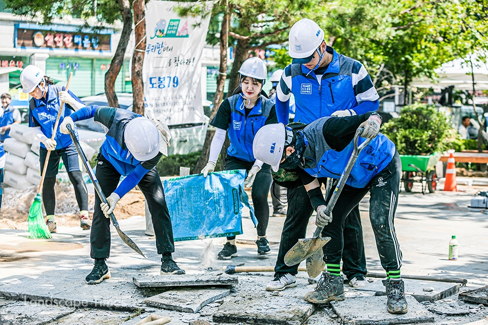 지난달 22일부터 사흘간 '72시간 도시생생 프로젝트' 참가자들이 도봉산 입구 만남의 광장을 조성하고 있다. (사진제공 서울시)