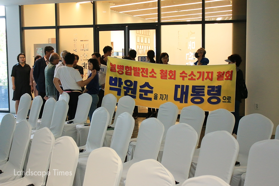 서울식물원 도서관에 대피해 있는 김원이 정무부시장과 협의를 하고 있는 사이 외부를 둘러싼 시위 시민들   [사진 지재호 기자]