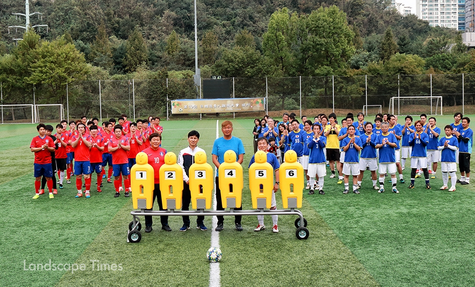 한일양국의 조경인축구단은 마포유소년클럽축구팀에 프리킥 연습기구를 증정했다.   ⓒ지재호 기자