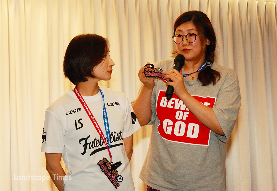 선물교환식 (좌측부터) 나가미 리나씨와 심송현 씨  ⓒ지재호 기자