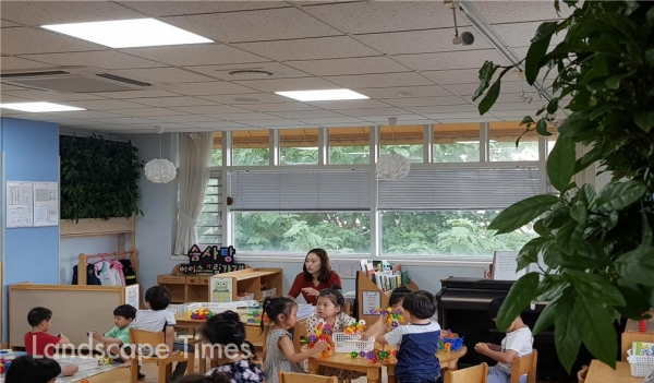 빌레나무 보급 시범사업을 통해 어린이집 현장에 설치된 빌레나무 식물벽