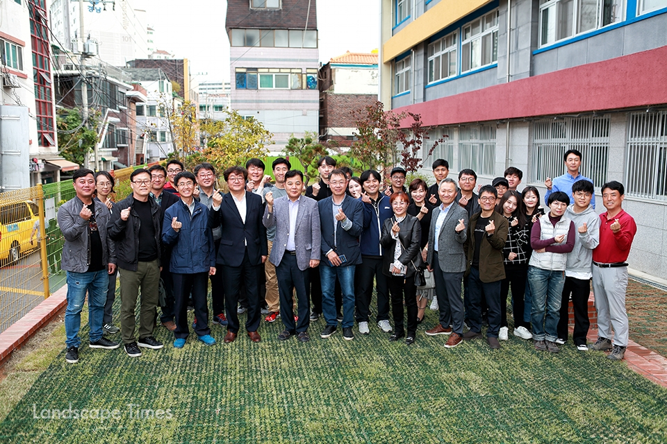 구로중학교 학교치유정원 참여 관계자들 단체  Ⓒ지재호 기자