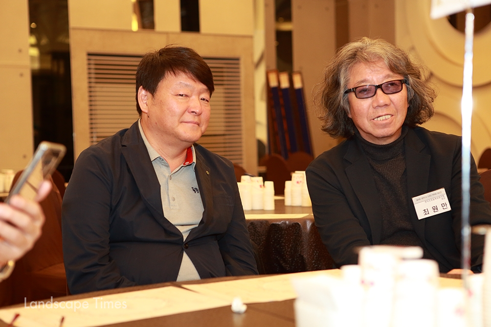 이동석 대지개발 대표(좌측)과 최원만 한국조경설계업협의회장  ⓒ지재호 기자
