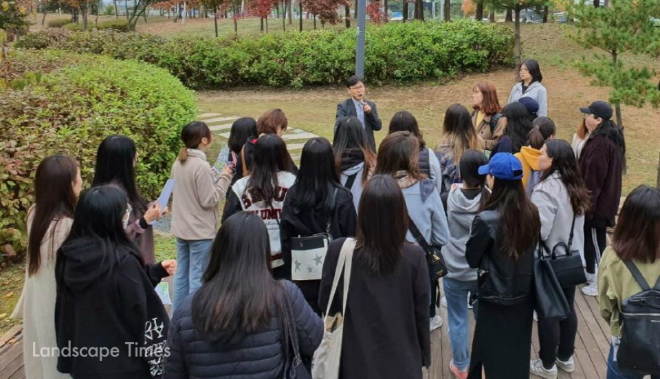 서울서초지구 어울림공원에서 ‘LH 공원투어 프로그램’에 참여한 대학생들이 공원 설계자의 설명을 듣고 있다.  ⓒLH