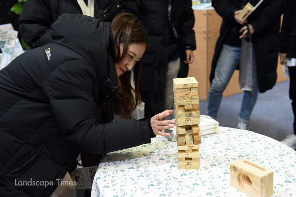 나무로 만든 젠가로 참가자들이 게임을 하고있다 ©김진수 기자