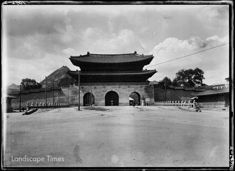 1916년경 촬영한 광화문 앞 월대(국립중앙박물관 소장) ⓒ문화재청