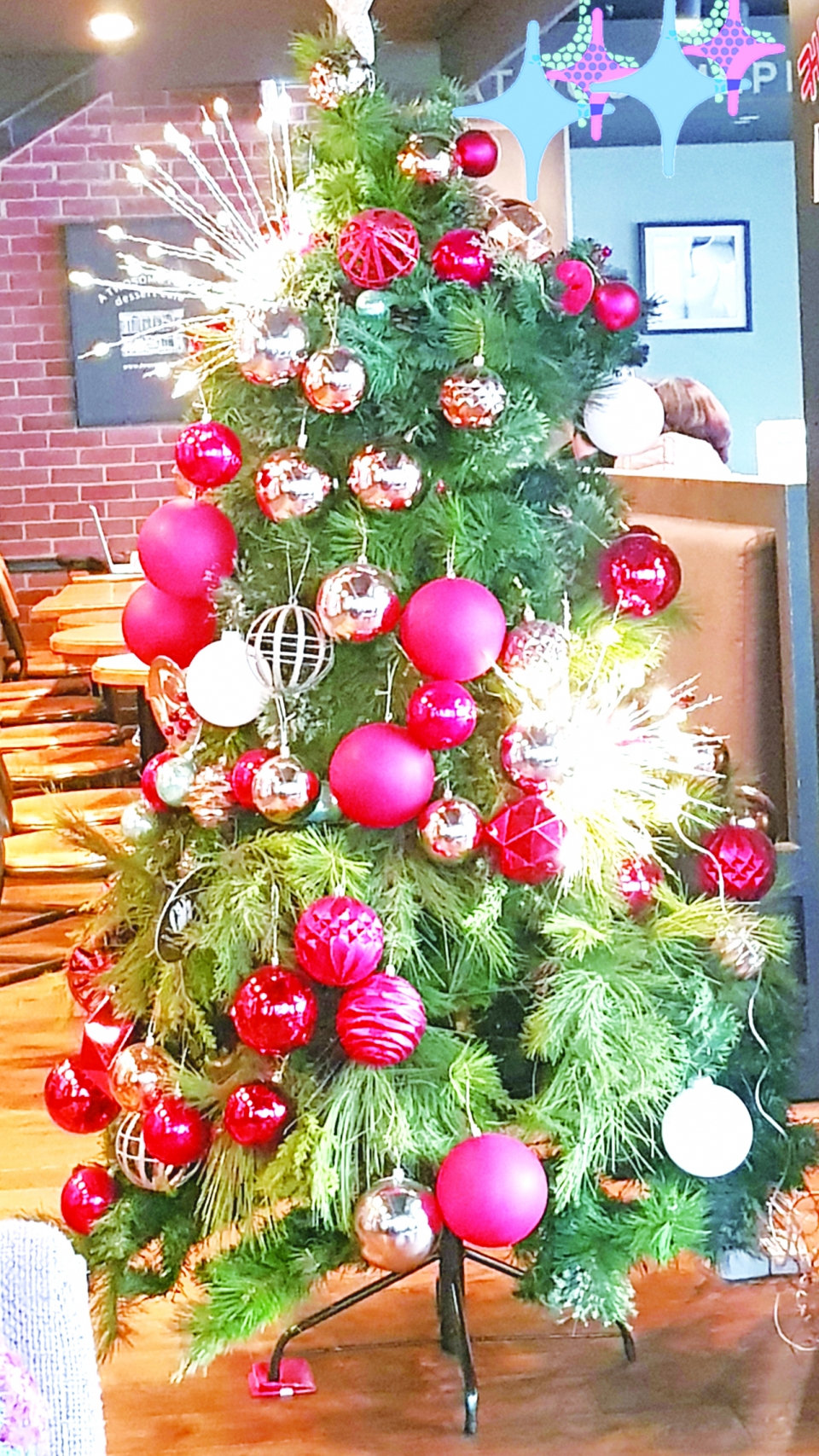 작은 카페에도 인조나무에 장식된 크리스마스트리가 빛난다