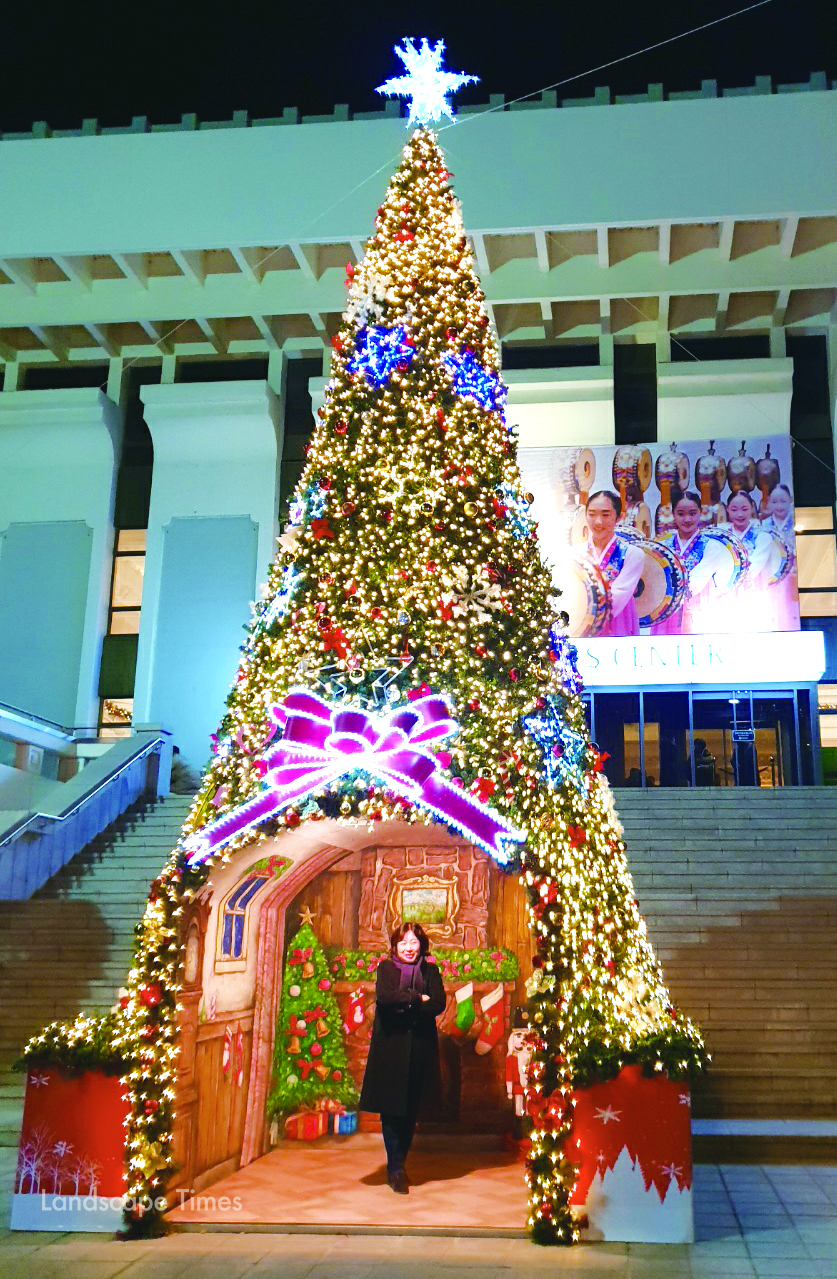 크리스마스는 나무와 함께 전 세계적인 축제일이다. 옥외에 장식된 대형트리의 모습